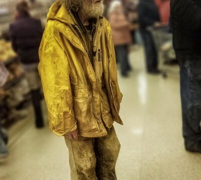 Disguised as a Homeless Person, I Walked into a Big Supermarket to Choose My Successor