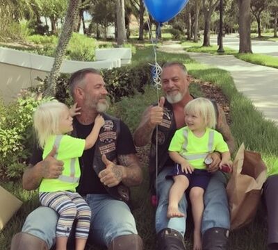 “Two Small Girls Discovered Alone at a Bus Stop Alongside a Plea: ‘Please Take Care of Them’”