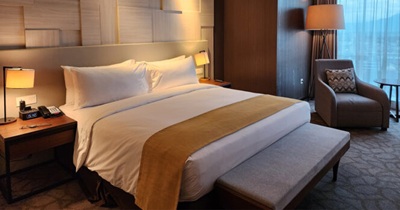 The explanation behind hotel beds always having blankets