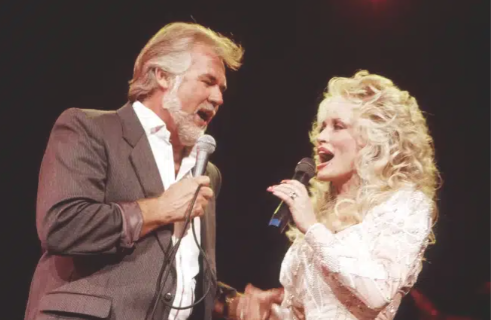 After a 15-Year Hiatus, Kenny Rogers and Dolly Parton Deliver a Moving Live Performance of “Islands in the Stream,” Reminding Fans of the Song’s Timeless Magic.