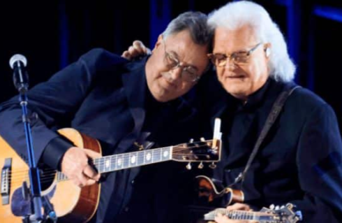 Vince Gill took the stage at the Opry, asked the audience to honor those they’ve lost, dedicated Go Rest High on That Mountain to his nearly 100-year-old mother, and made the song hit even harder when he said, “This is about her son,” turning every note into raw grief and love.