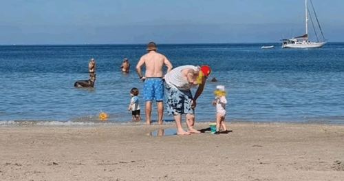 Viral Family Photo on the Beach Leaves People Shocked by Creepy Detail