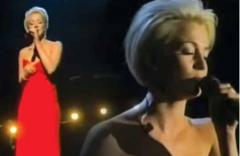 “Kellie Pickler Moves the Crowd to Tears in a Stunning Red Dress as She Performs ‘I Wonder’ at the CMA Awards”