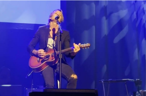 Ninety-two days had passed since the heartbreaking loss of Brandon Blackstock. At his sold-out Nashville concert on November 6, Keith Urban did something that no one saw coming. He lowered his guitar, silenced the crowd, and let a hush fill the arena. Then, beneath a single light, he began to play “Chuck Taylors,” a tender new song honoring Kelly Clarkson’s late ex-husband. His voice wavered, raw with emotion, as the lyrics poured out like a prayer. By the final chord, the audience sat in stillness, holding their breath — witnesses to a moment of pure, human grace.