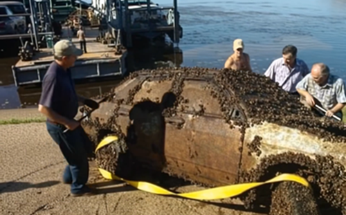 Resident Spots Submerged Vehicle in River and Contacts Authorities