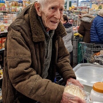 I Helped an Elderly Man Pay for His Essentials — Two Mornings Later, a Woman Arrived with His Last Wish