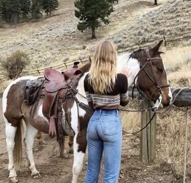 I told my husband I’ve gotten into hockey After he saw the photo I sent… he asked for a divorce Do YOU notice the mistake?