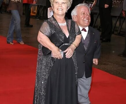 Measuring only 112 cm in height, the actor chose a life partner who was only slightly taller than him . Although doctors cautioned that their children might be born with the same condition, the dwarf couple welcomed two children . Their children’s appearance was shown in…