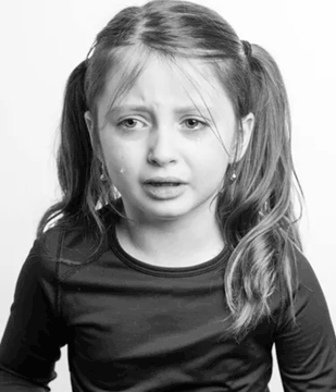 I Returned Home to Discover My Daughter, My Husband, and All Their Belongings Missing – Her AirTag Led Me to the Airport