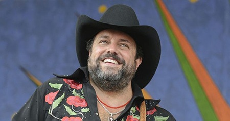 The Mavericks’ golden-voiced frontman passes away at 60 following a battle with cancer.